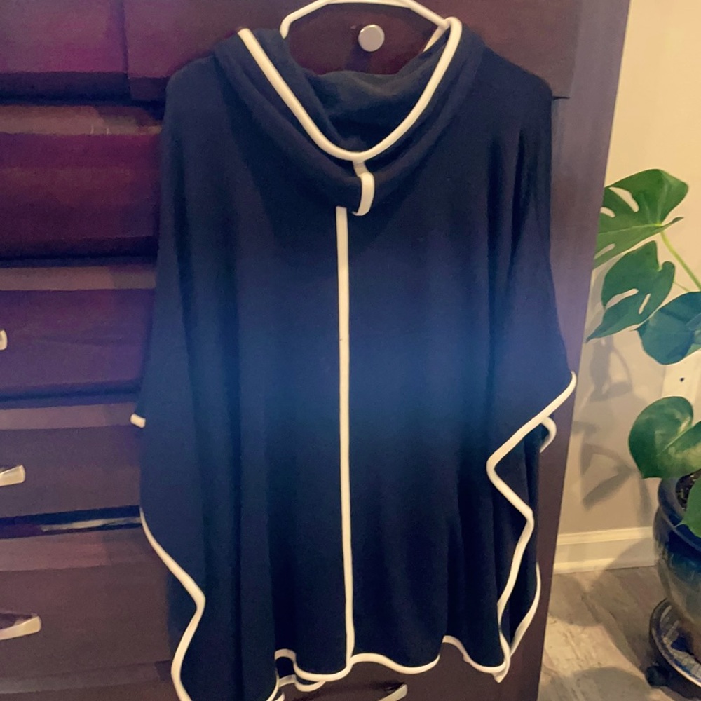 Poncho black/white S/M good goes with anything .